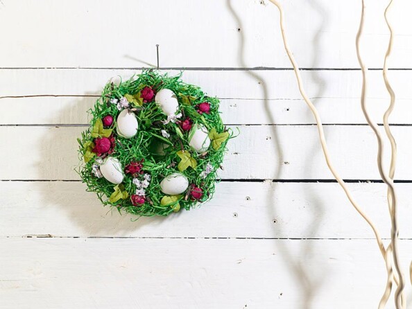 Couronne de Pâques décorative avec oeufs et fruits rouges, Ø 23cm