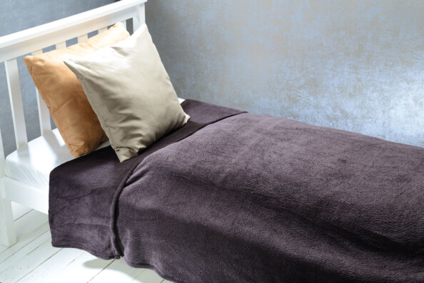 plaid en microfibre noir pour lit et canapé extra-léger