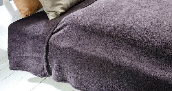 Couvre lit en microfibres dans une chambre à coucher