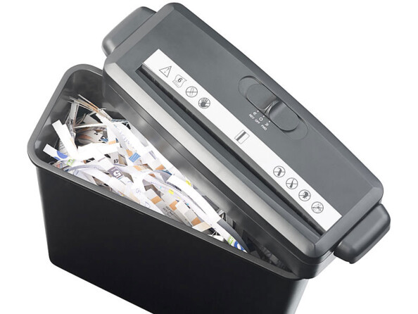 Destructeur de documents ouvert vue du dessus avec papier tranchés en fines bandes dans le bac collecteur