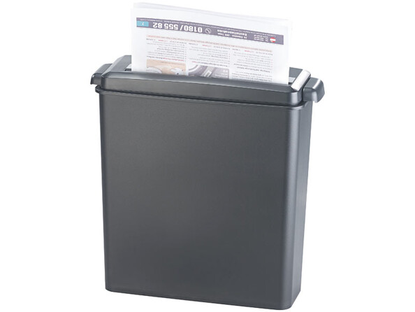 Document A4 glissé dans la fente d'entrée papier de la déchiqueteuse en cours de destruction