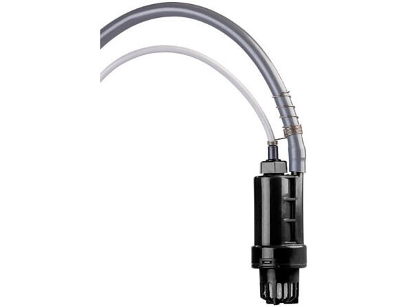 Douche de camping électrique 12 V Semptec. Vue de la pompe avec son tuyau d'eau et le cble éléctrique