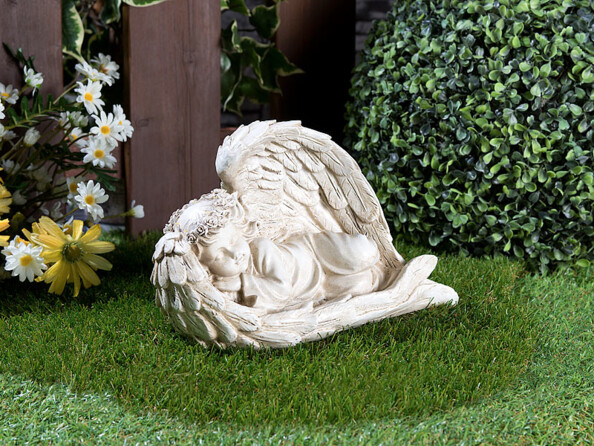 Figurine extérieure ange avec allumage automatique via un capteur de luminosité sur une pelouse