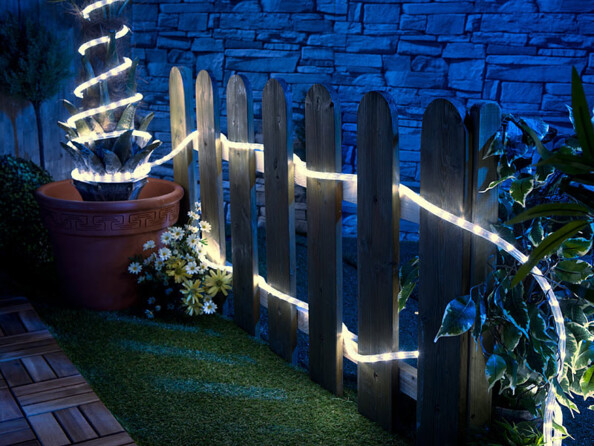 Guirlande à LED étanche de nuit sur un balcon