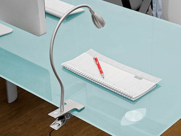 Mise e situation de la lampe fixée sur un bureau