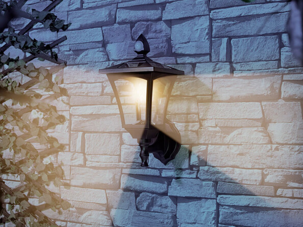 Lanterne Royal Gardineer avec détecteur d'obscurité. Mise en situation.