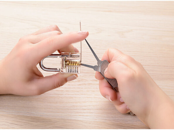 Grâce à ces outils de crochetage, comprenez le mécanisme des serrures classiques. Ce savoir peut éventuellement vous être utile si jamais vous vous enfermez par mégarde