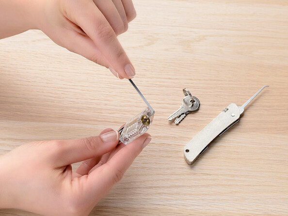 Grâce à ces outils de crochetage, comprenez le mécanisme des serrures classiques. Ce savoir peut éventuellement vous être utile si jamais vous vous enfermez par mégarde