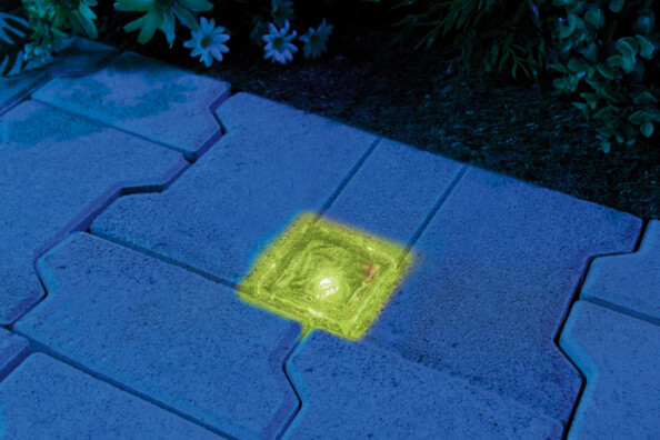 Pavé lumineux à insérer dans une allée, un parterre de fleurs, etc.