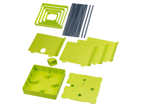 Pot avec tuteur vue sur le contenu du kit