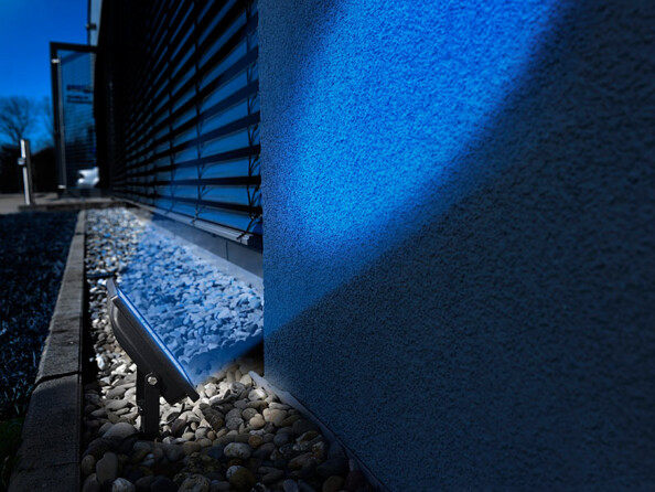 Projecteur LED extérieur RVBB 30 W avec panneau solaire et télécommande