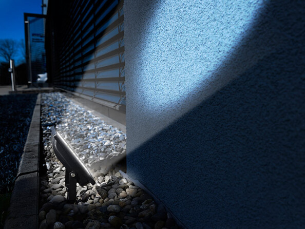 Projecteur LED extérieur RVBB 30 W avec panneau solaire et télécommande