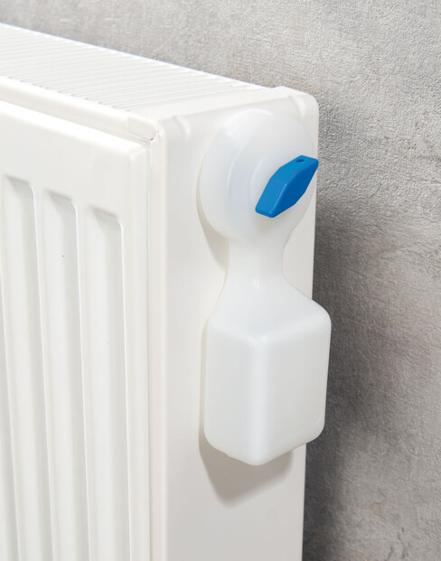 Purgeur avec réservoir d'eau intégré utilisé sur un radiateur murale