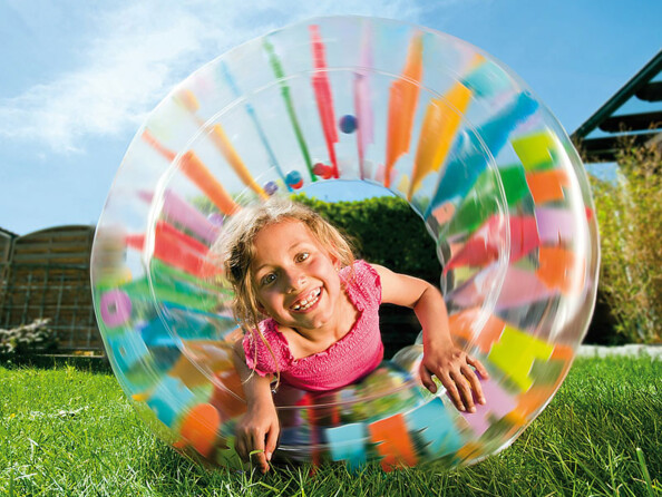 Roue de zorbing gonflable pour enfants Infactory. Mise en situation..