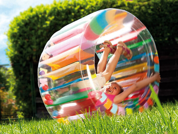 Roue de zorbing gonflable pour enfants Infactory. Mise en situation.
