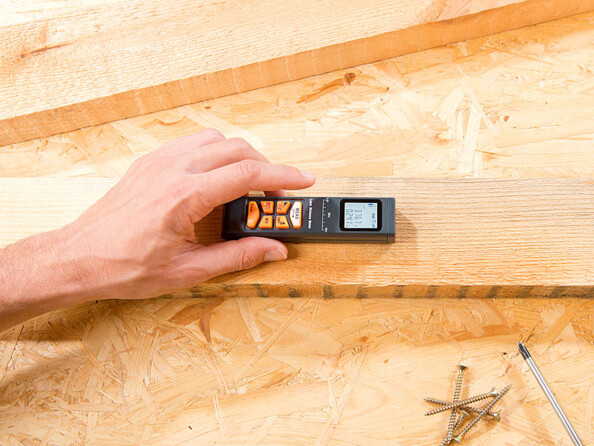 Télémètre à ultrasons et visée laser propose une distance de mesure de 5 cm à 30m avec une précision de 1,5 mm