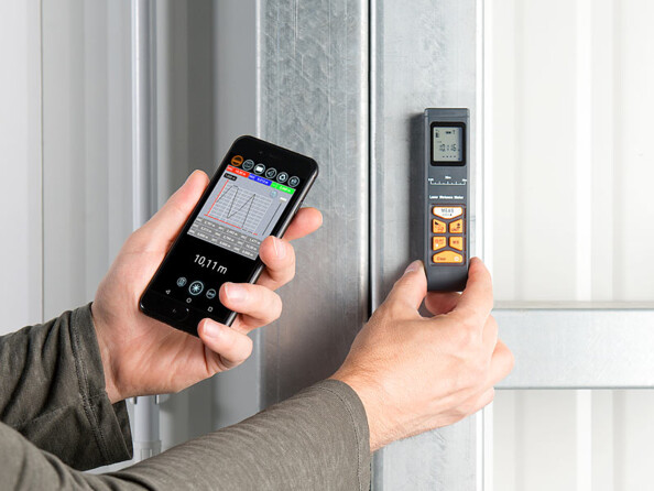 télémètre à ultrasons et visée laser est équipé d'un grand écran LCD éclairé à 2 lignes affiche en continu les valeurs minimales et maximales, ainsi que les mesures. Mesurez même de façon indirecte