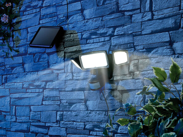 Lampe LED triple éclairant l'extérieur d'une propriété dans l'obscurité