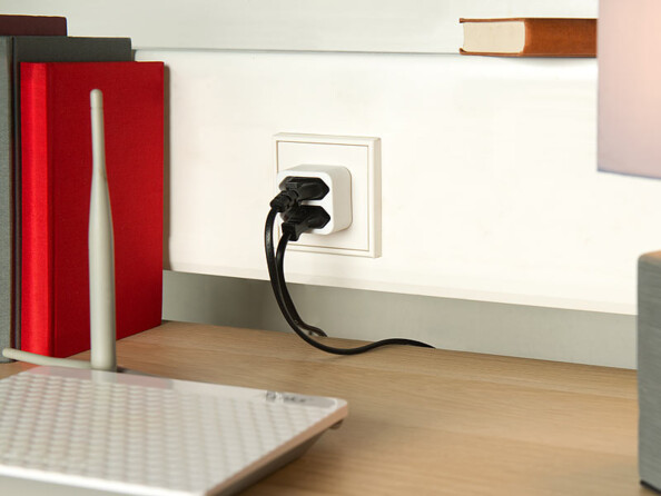 Mise en situation d'une double prise plate Revolt dans un bureau.