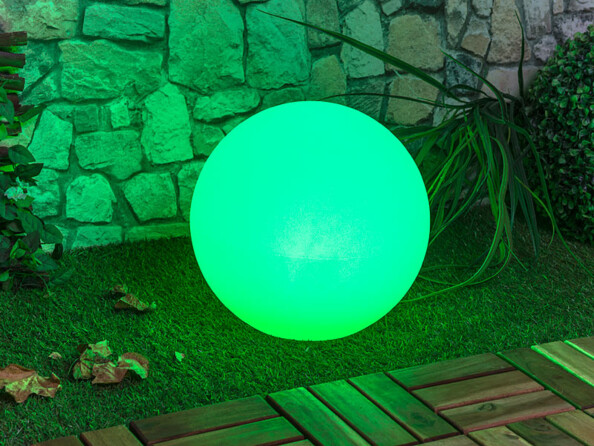 Boule lumineuse solaire de 30 cm avec éclairage vert.