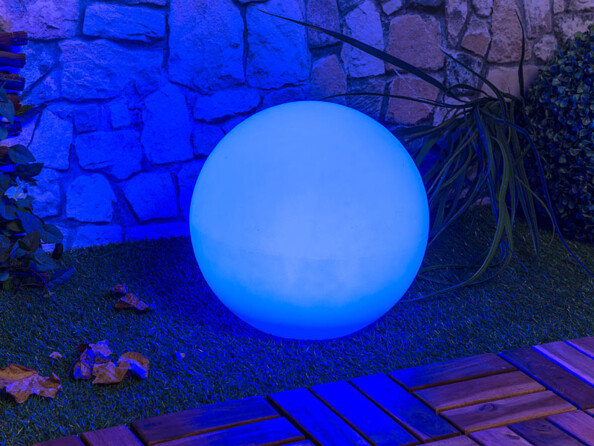 Boule lumineuse solaire de 30 cm avec éclairage bleu foncé.