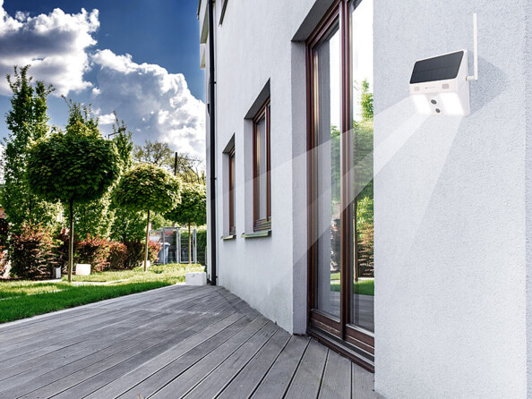 Mise en situation de la caméra de surveillance IPC-780.solar blanche.