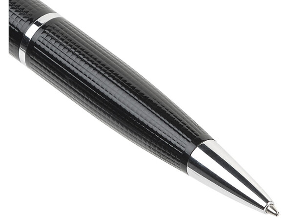 Gros plan sur la pointe du stylo-caméra avec mine sortie