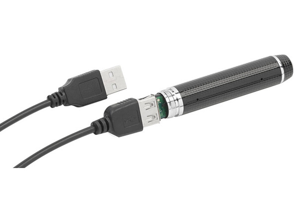 Mise en situation de la caméra-stylo à bille avec câble Micro-USB vers USB branché