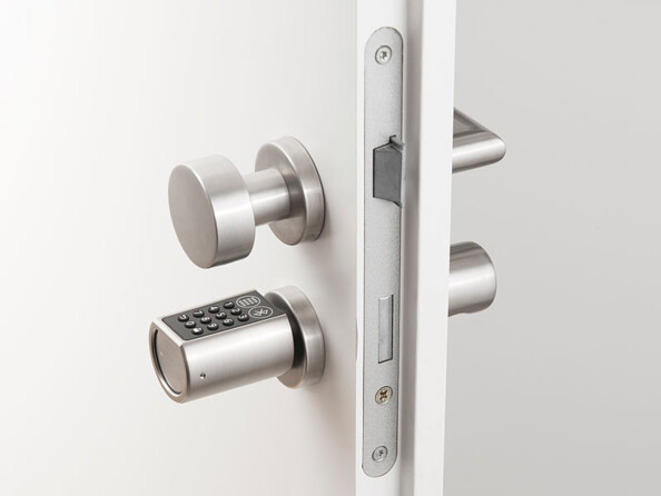 serrure securisée sans clé avec code pin ou ouverture bluetooth. Mise en situation.
