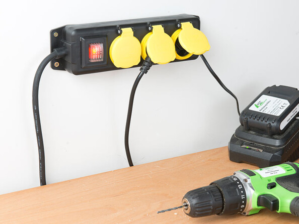Multiprise 3 prises robuste avec interrupteur et clapets idéale pour un chantier, un jardin, une cave, un atelier, etc