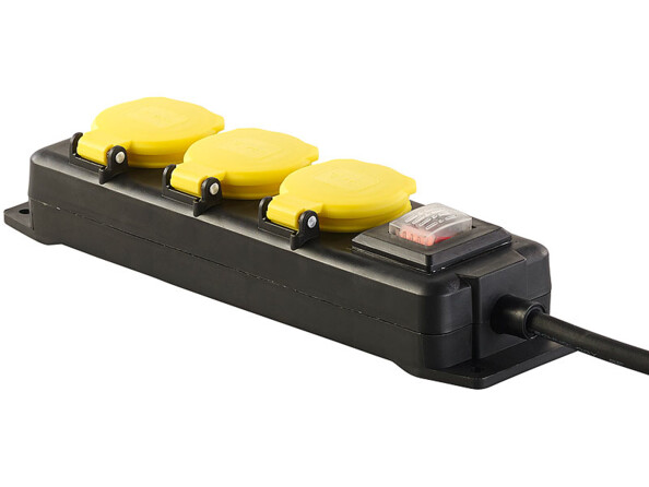 multiprise à trois ports avec protection optimale grâce au couvercle rabattable à fermeture automatique et aux joints en caoutchouc