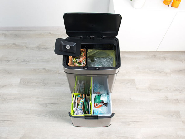 Vue du dessus des 4 conteneurs du système de tri des ordures avec petite poubelle pour liquides, grande poubelle pour grands déchets, 1 poubelle moyenne pour plastique et carton et 1 poubelle moyenne pour ordures ménagères dans sacs-poubelles