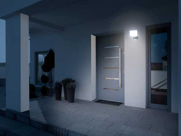 Orientez facilement le projecteur sur 125° verticalement et 180° horizontalement. Illuminez ainsi votre extérieur