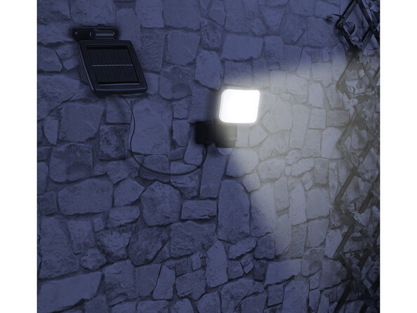 Le projecteur LED s'allume automatiquement dans l'obscurité, pour un chemin bien éclairé autour de votre maison