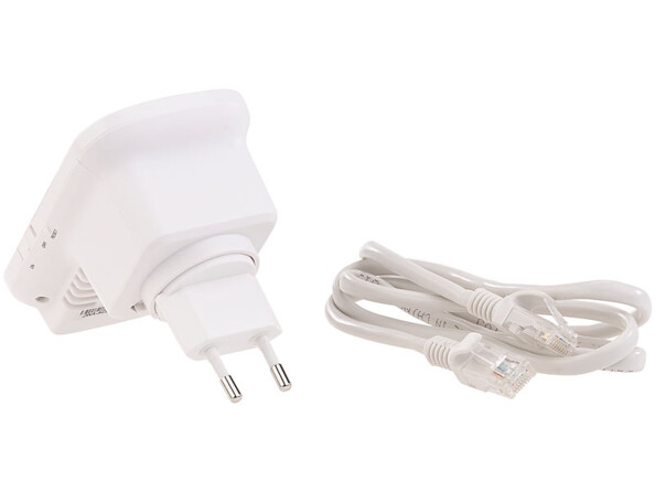 Vue de biais arrière du répétiteur wifi Dual Band avec son connecteur 230 V pour branchement à l'alimentation et son câble LAN blanc 100 cm enroulé sur lui-même