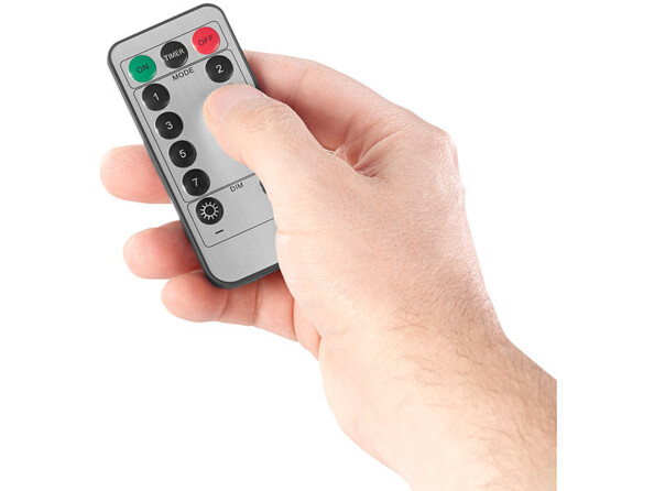 Utilisation d'une télécommande pour varier la luminosité du rideau lumineux à LED RVB Lunartec.