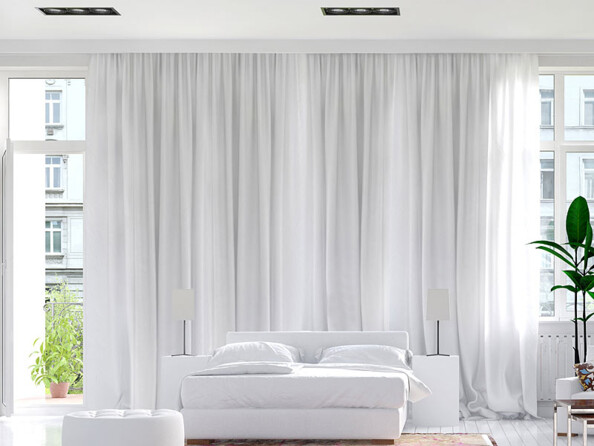 Rideau fermé accroché à la tringle de rideau motorisées Carlo Milano.