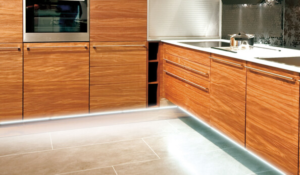 2 réglettes LED à capteur PIR et connecteur angulaire