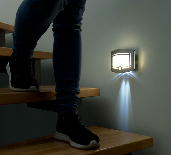 Applique à LED WL-300 installée dans un escalier