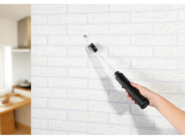 Aspirateur à insectes et araignées avec embout spécial pour les coins étroits