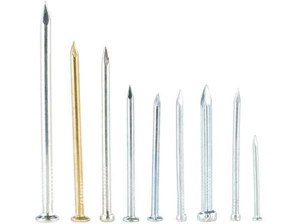 Clous de différentes tailles, par AGT.