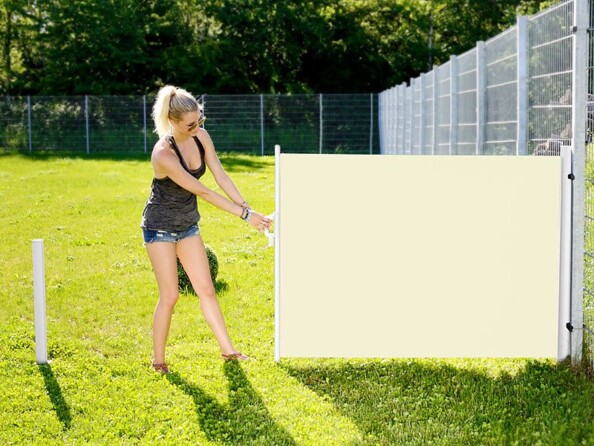 Brise-vue Beige déroulable en train d'çetre déroulé