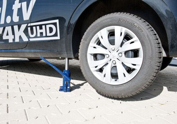 voiture en position haute avec un cric