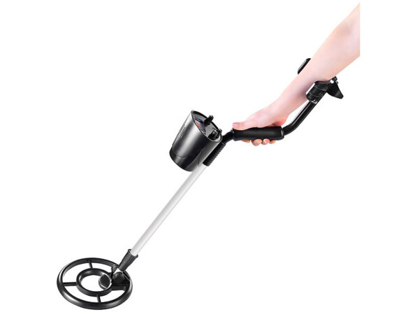 Détecteur de métaux avec un manche télescopique