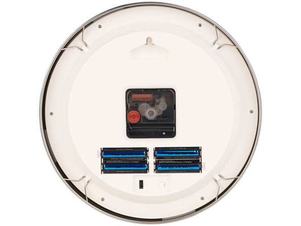 arrière de l'horloge murale avec emplacement des piles et mécanisme à quartz