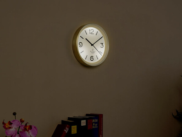 montre murale à grand cadran et chiffres avec capteur de luminosité en situation de nuit