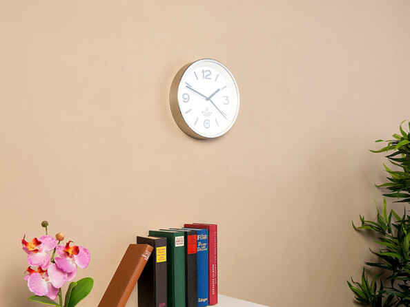 horloge avec éclairage led par capteur fixé au mur d'un salon