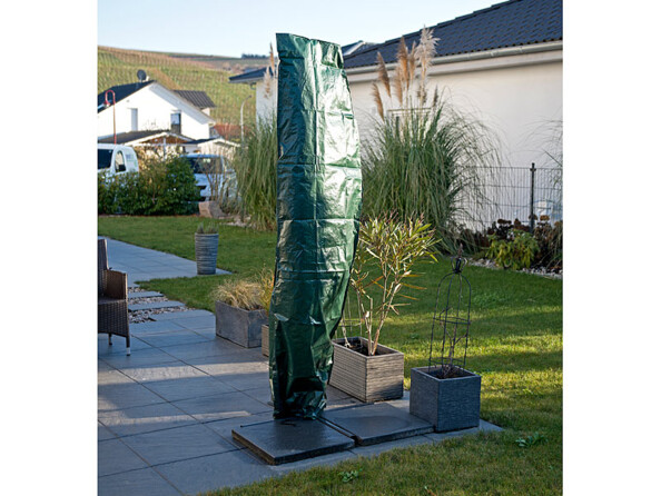 Housse de protection pour parasol mise en situation en exterieur