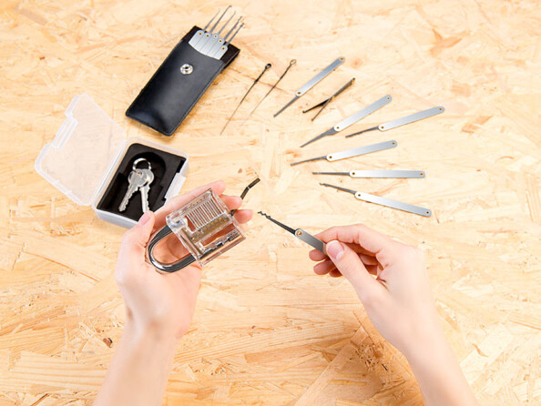 Vue des éléments du kit de crochetage sur une table