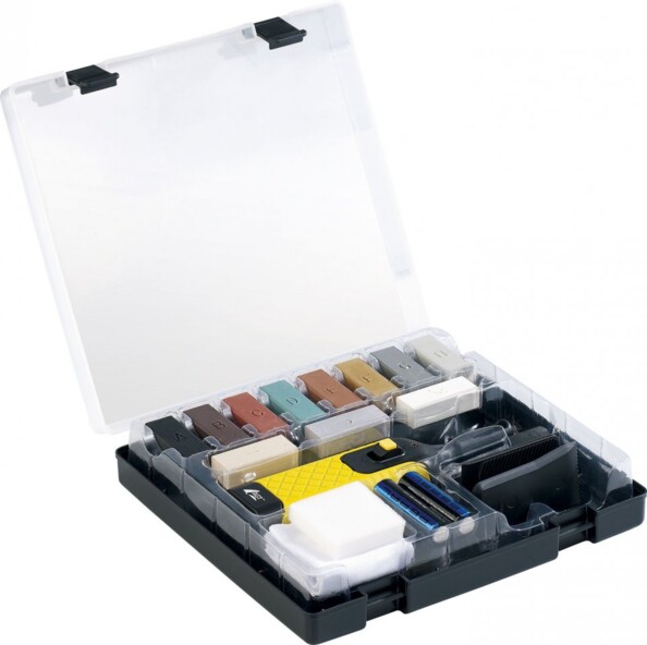 Malette noire avec couvercle transparent ouvert, présentant les différents outils du kit de réparation dalles et carrelages